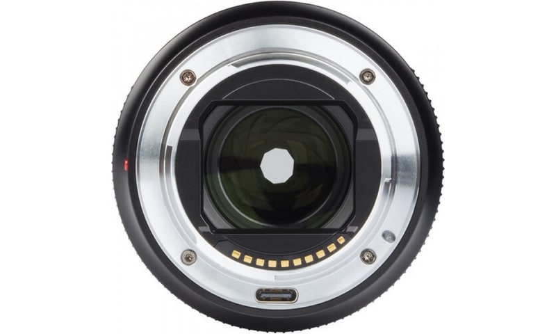 Lens có cổng micro-USB giúp cập nhật chương trình cơ sở nhanh chóng