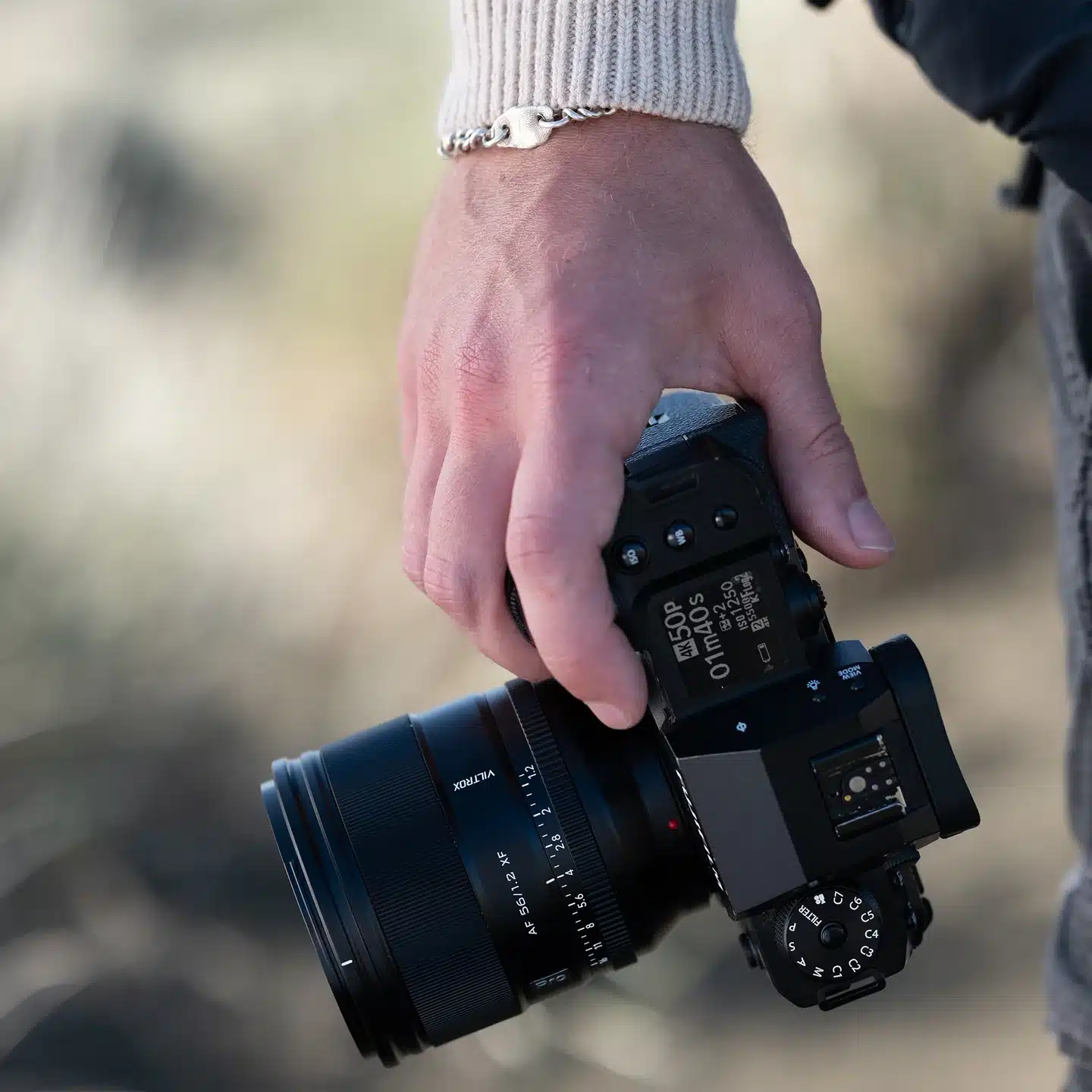 Viltrox 56mm f/1.2 Pro E có thân hợp kim nhôm chắc chắn, lớp sơn đen mờ chống trầy, chống bụi, chống nước bắn và ẩm