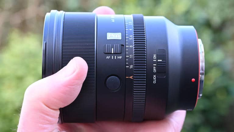 Đánh giá Viltrox AF 85mm f/1.4 Pro FE cho thấy đây là một ống kính có thiết kế chuyên nghiệp, kế thừa nhiều điểm tương đồng với mẫu Viltrox AF 27mm f/1.2 Pro dành cho APS-C
