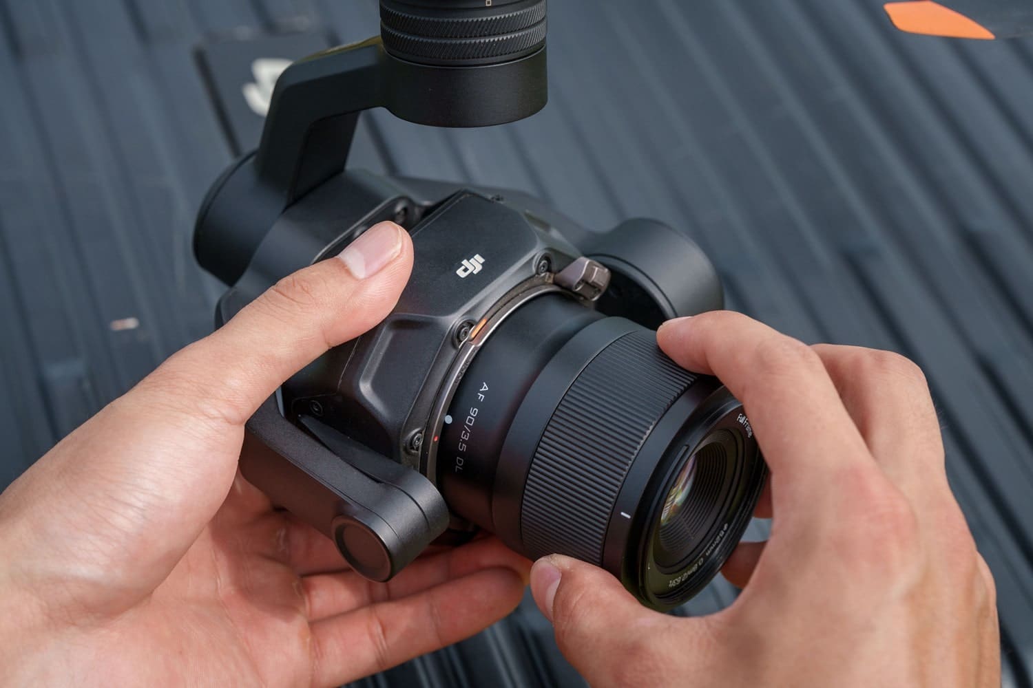 Viltrox AF 90mm f/3.5 DL mang đến sự cân bằng lý tưởng giữa chất lượng quang học, trọng lượng siêu nhẹ chỉ 170g