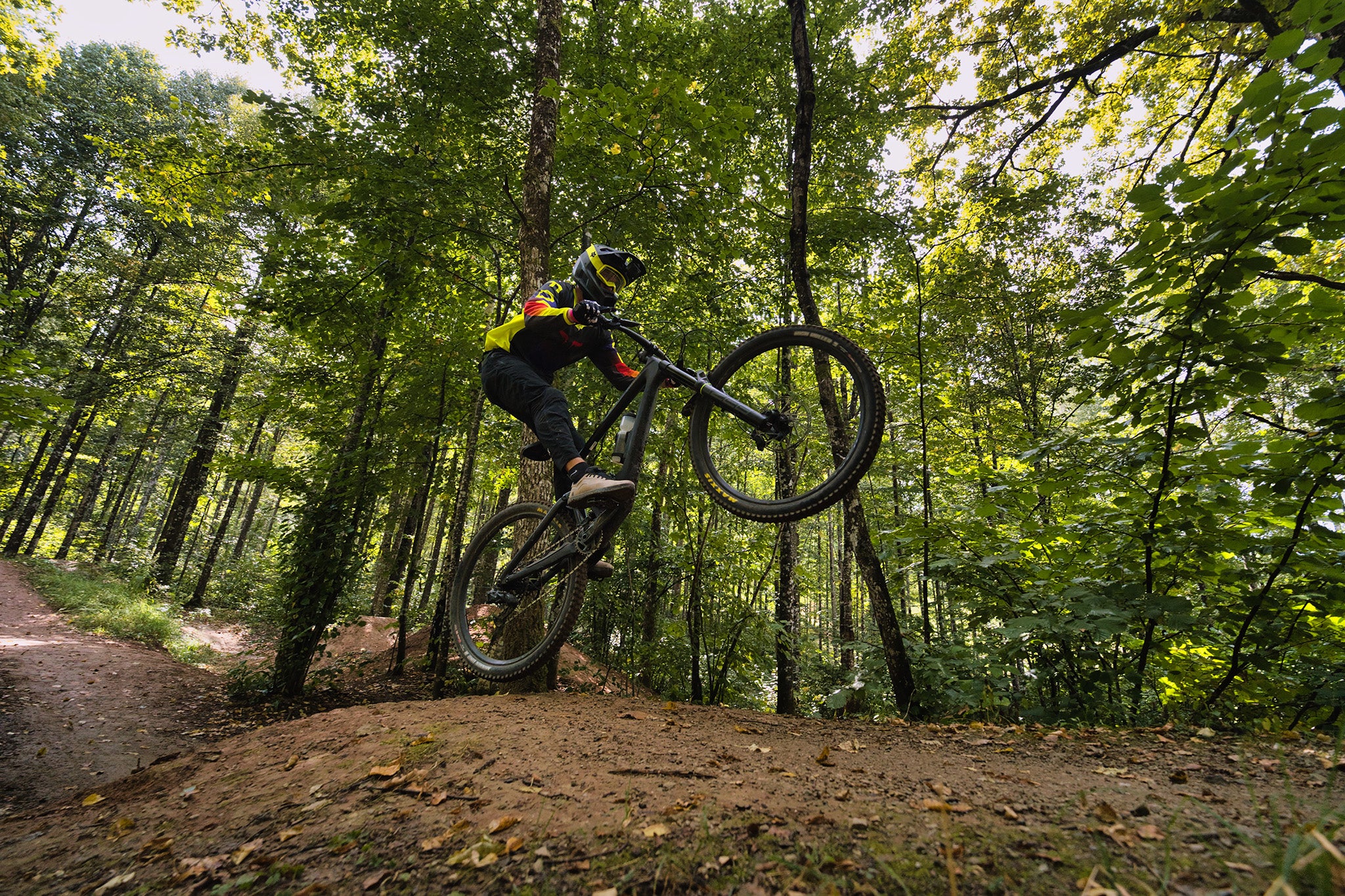 Ống kính được thiết kế để giảm thiểu hiện tượng focus breathing, đảm bảo khung hình ổn định khi chuyển đổi điểm lấy nét