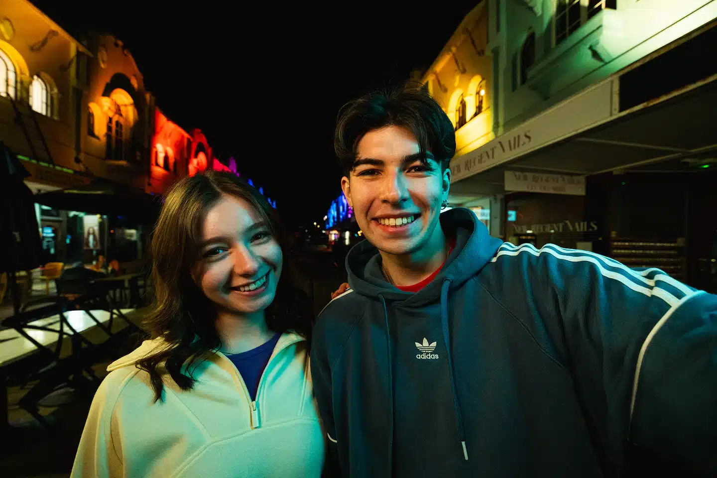 Với khẩu độ tối đa f/2.8, ống kính cho phép chụp trong môi trường thiếu sáng như quán cà phê, đường phố về đêm hay sự kiện trong nhà mà vẫn đảm bảo hình ảnh sáng rõ, sắc nét