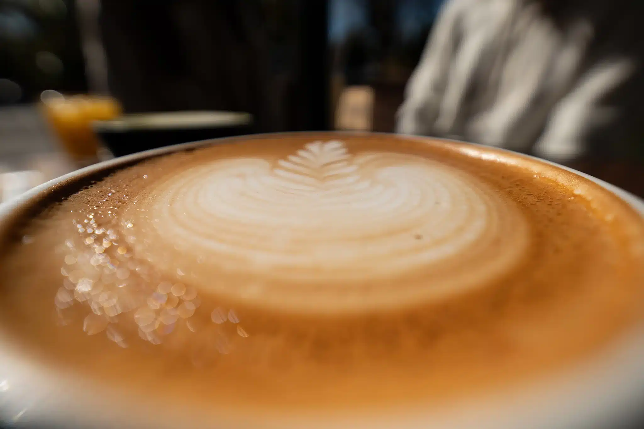 Khả năng lấy nét gần chỉ từ 0,13m giúp bạn tạo ra những bức ảnh cận cảnh ấn tượng với tiền cảnh nổi bật, kết hợp cùng hậu cảnh rộng lớn để mang lại chiều sâu mạnh mẽ