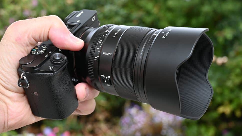 Viltrox AF 56mm f/1.2 Pro khẳng định vị thế là một trong những ống kính chân dung APS-C chuyên nghiệp