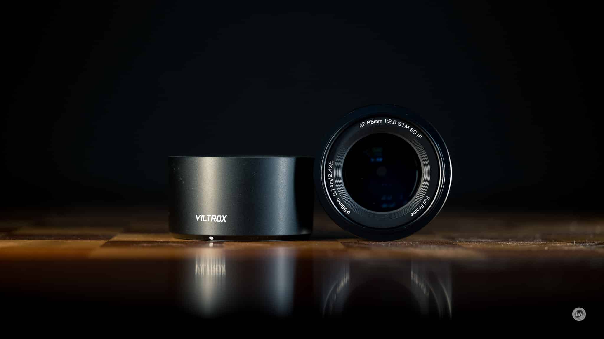 Ống kính đi kèm loa che nắng tròn, ngàm kim loại chống thời tiết và cổng USB-C để cập nhật firmware nhanh chóng