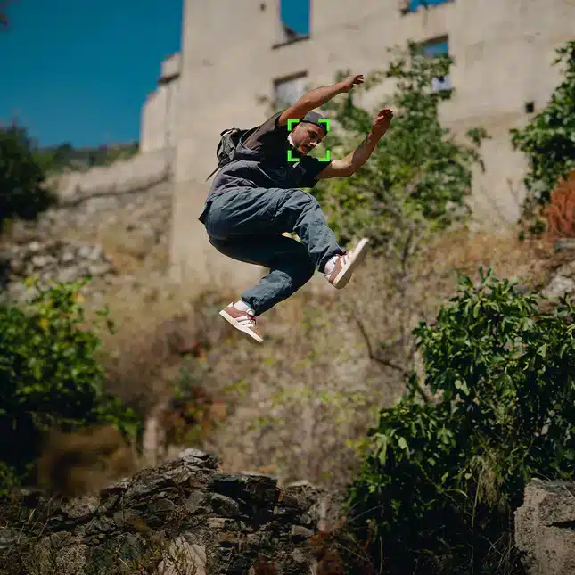 Hệ thống nhận diện khuôn mặt và mắt (Eye-AF) giúp theo dõi chính xác chủ thể