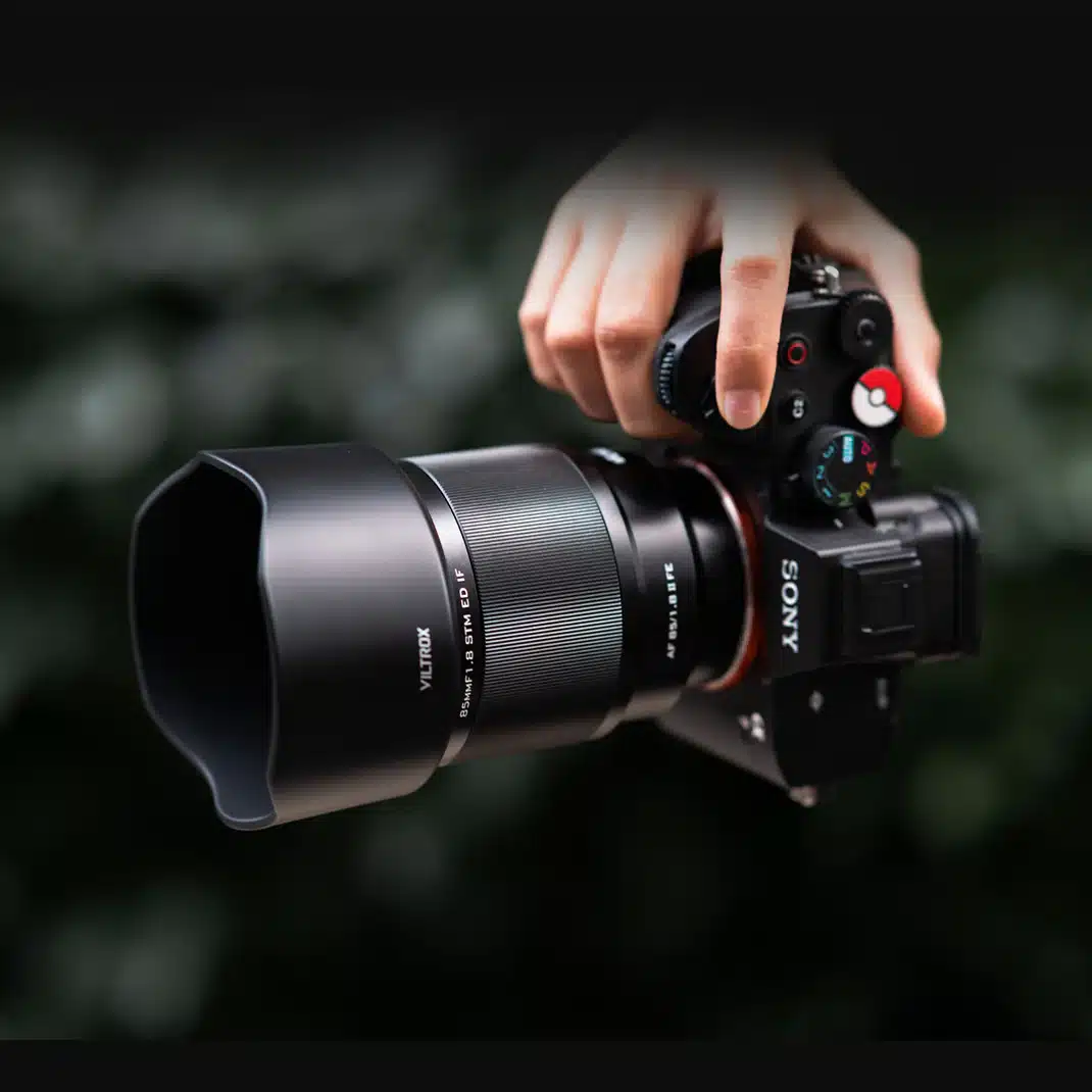 Viltrox 85mm f/1.8 Mark II có thân nhựa kỹ thuật kết hợp vòng focus và ngàm kim loại, vẫn đảm bảo độ bền nhưng kém liền mạch hơn khi cầm nắm