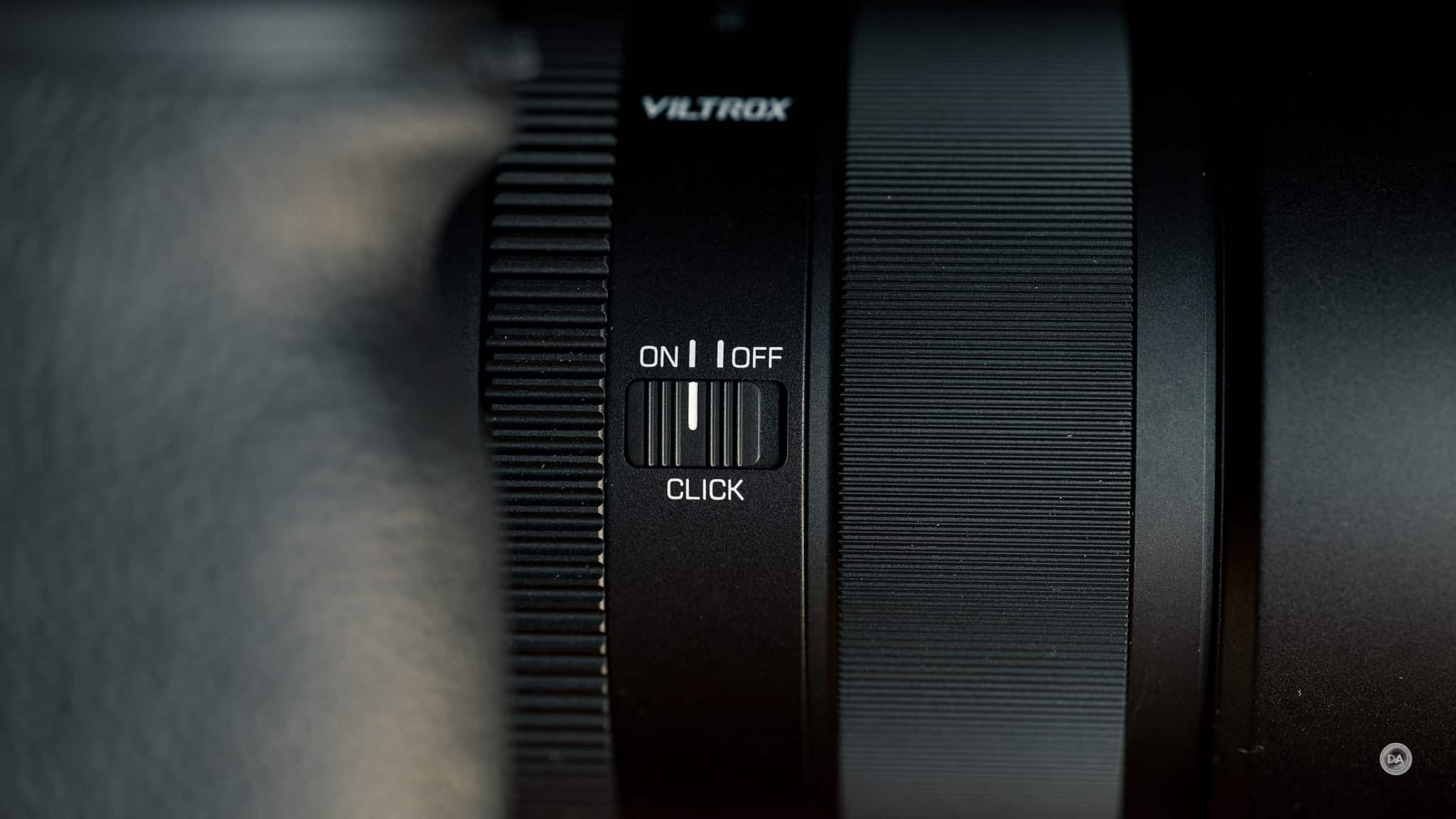 EVO được trang bị vòng khẩu de-click (không khấc), cho phép chuyển khẩu mượt mà, êm ái từ f/2 đến f/5.6 mà không gây tiếng click