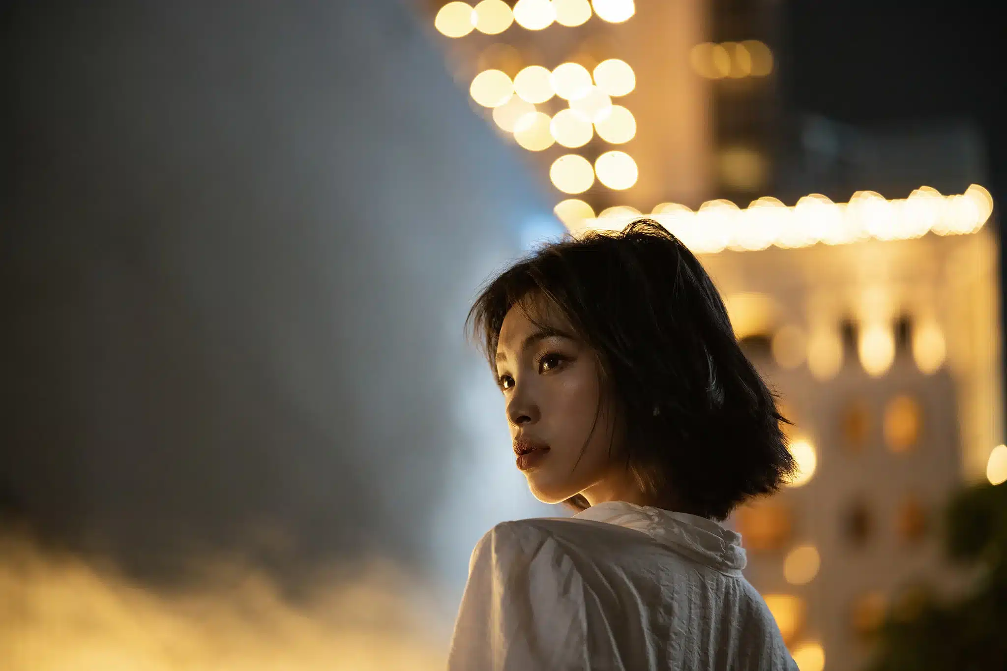 Khẩu độ F2.0 không chỉ mang lại khả năng thu sáng mạnh mẽ trong điều kiện ánh sáng yếu mà còn tạo nên hiệu ứng bokeh mềm mại