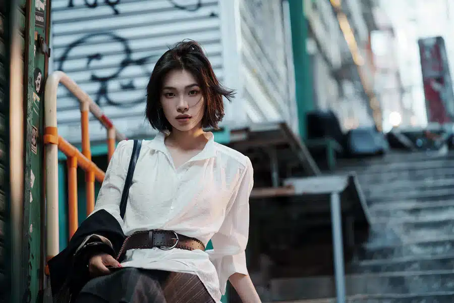 Dưới ánh sáng mạnh, lớp phủ thấu kính cao cấp giúp giảm hiện tượng lóe sáng và bóng ma