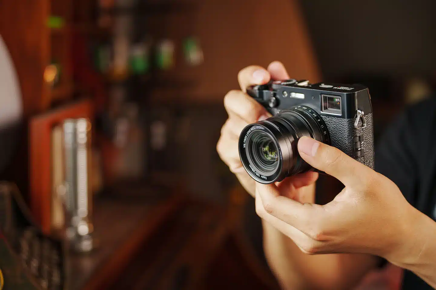 Ống kính chuyển đổi góc rộng 0,8x giúp mở rộng tiêu cự từ 35mm lên 28mm