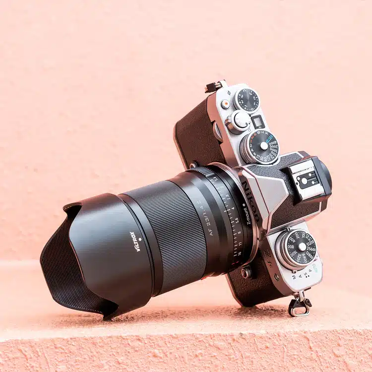 Chỉ với một tiêu cự, bạn có thể chụp đường phố, đời thường, phong cảnh nhẹ, sinh hoạt gia đình