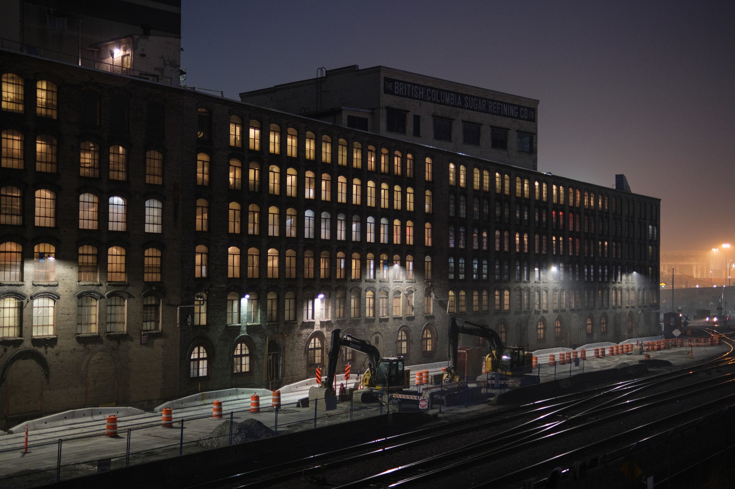 Tiêu cự 33mm này giúp kể câu chuyện hình ảnh một cách tự nhiên, ít bóp méo phối cảnh