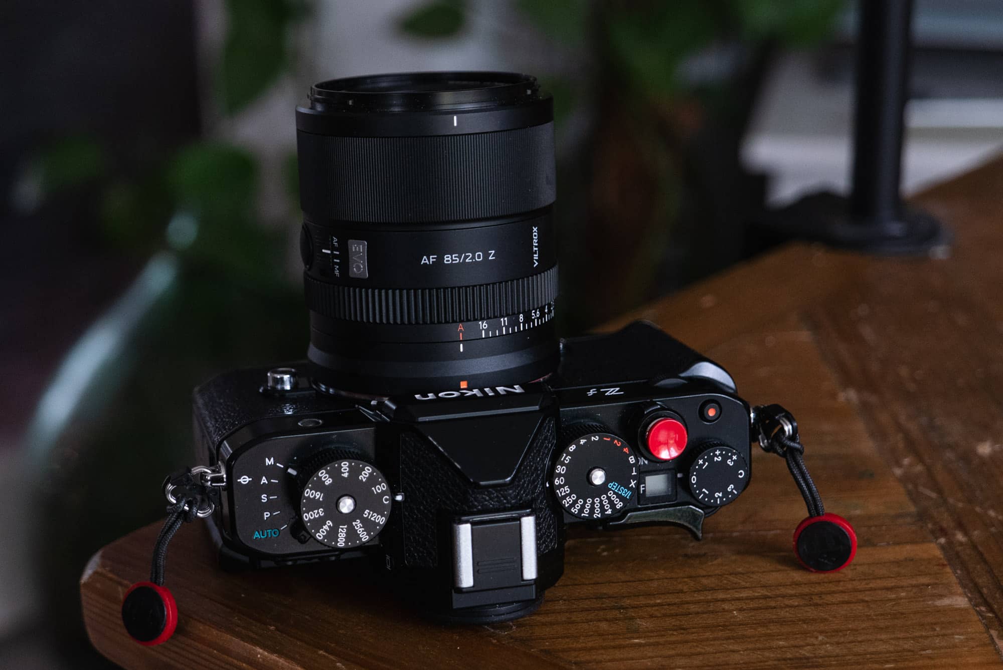 Viltrox 85mm f/2.0 EVO nổi bật nhờ khả năng cập nhật firmware trực tiếp qua cổng USB-C, giúp ống kính third-party duy trì độ ổn định và tương thích tốt với các body Sony đời mới