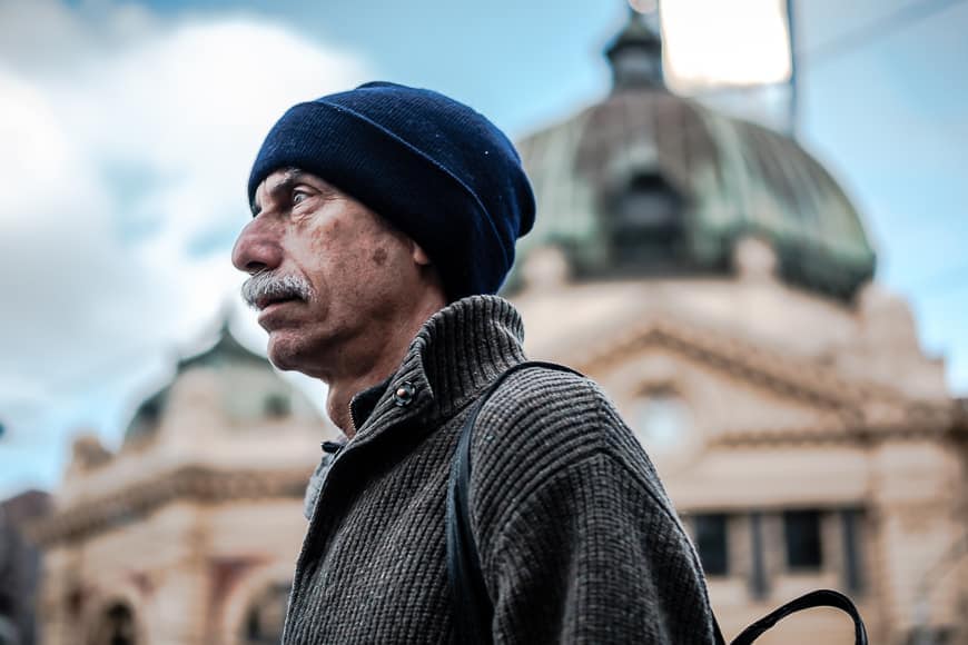 Fujifilm 50mm f/2 mang lại sự cân bằng tinh tế hơn. Ở khẩu f/2, độ xóa phông vẫn đủ tốt cho chân dung bán thân