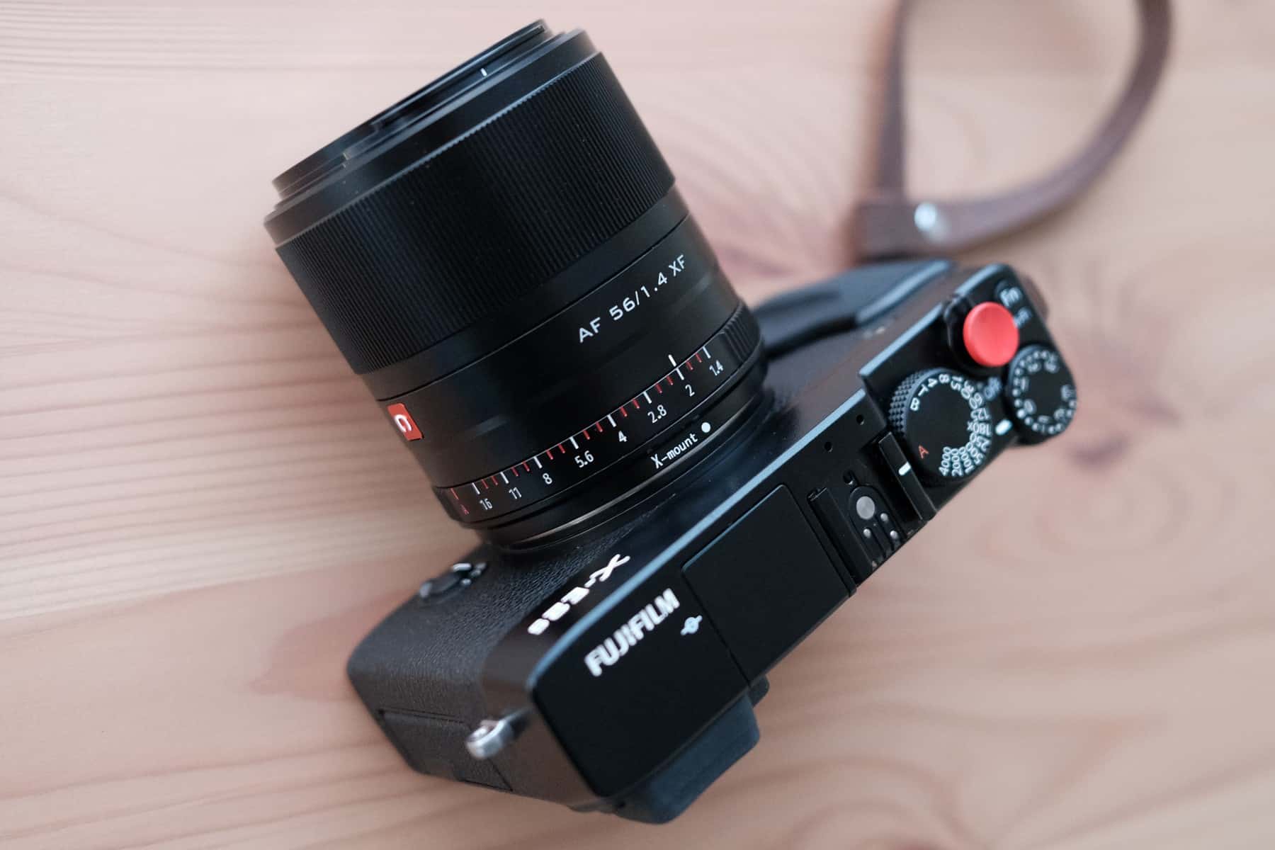 Viltrox 56mm f/1.4 sở hữu thân vỏ kim loại chắc chắn, mang lại cảm giác đầm tay và cao cấp