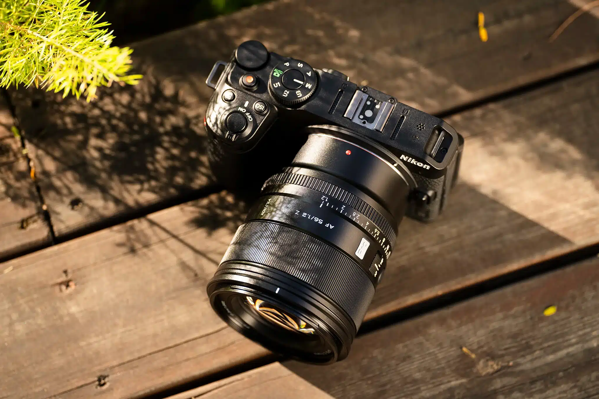 Toàn bộ thân ống kính được gia công từ hợp kim nhôm rèn cường độ cao, mang lại độ bền vượt trội và cảm giác sử dụng cao cấp