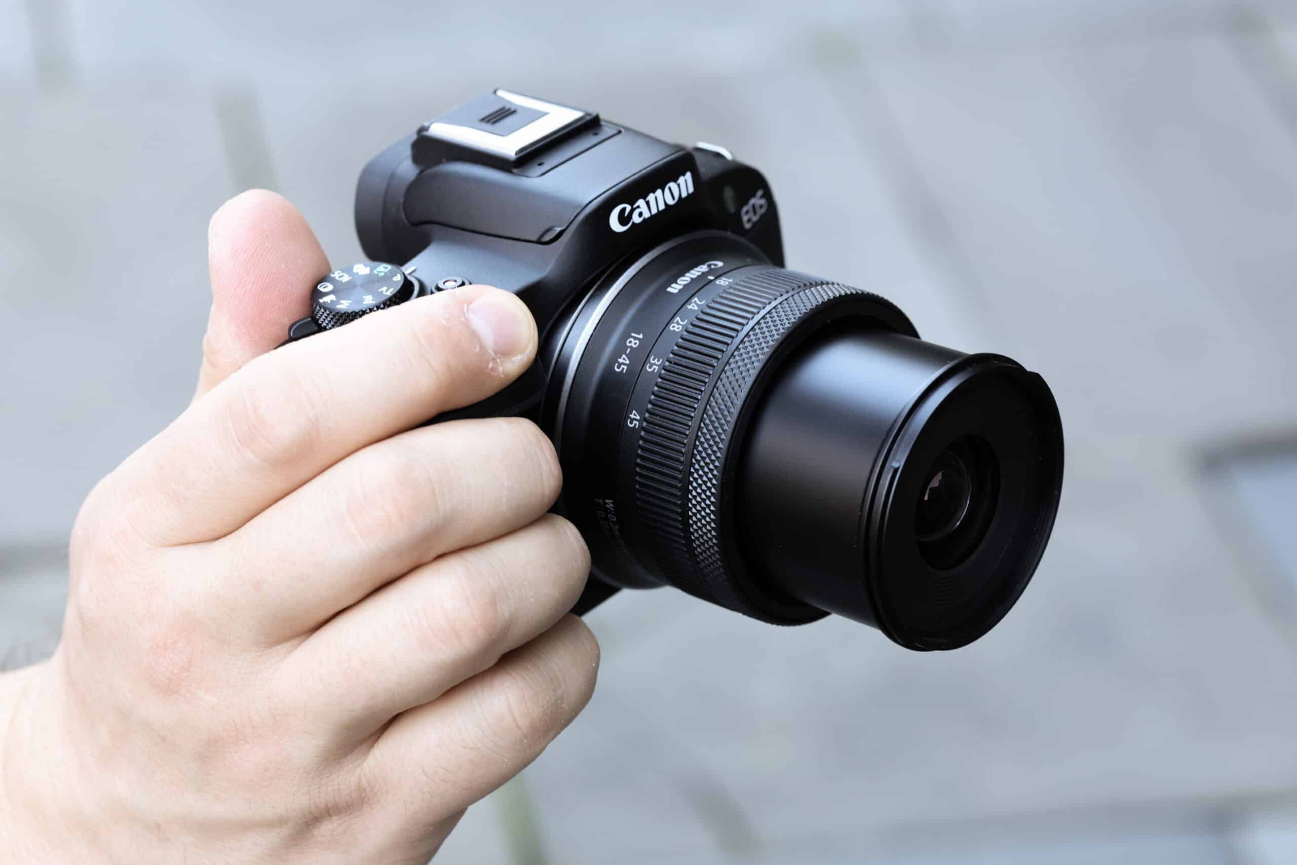 Canon R50 là một trong những dòng máy ảnh APS-C mirrorless được người dùng mới và người làm nội dung quan tâm