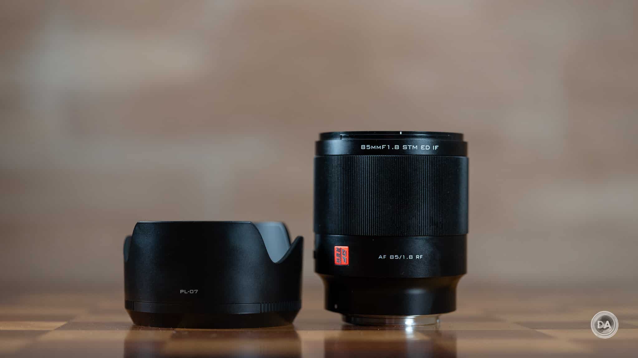 Với phiên bản Canon RF, sự khác biệt dễ nhận thấy nhất nằm ở công tắc AF/MF trực tiếp trên thân ống kính