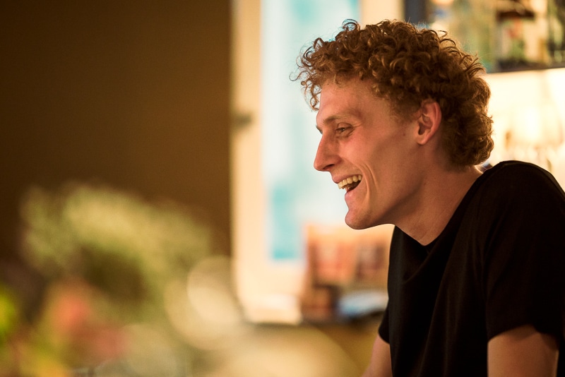 Viltrox 75mm f/1.2 Pro có tiêu cự quy đổi khoảng 112mm, cho hiệu ứng nén hậu cảnh mạnh, xóa phông dày