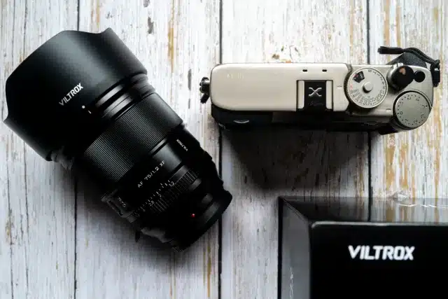 Viltrox 75mm f/1.2 Pro có trọng lượng khoảng 670g, đường kính filter lớn 77mm, thân lens dày và dài hơn đáng kể