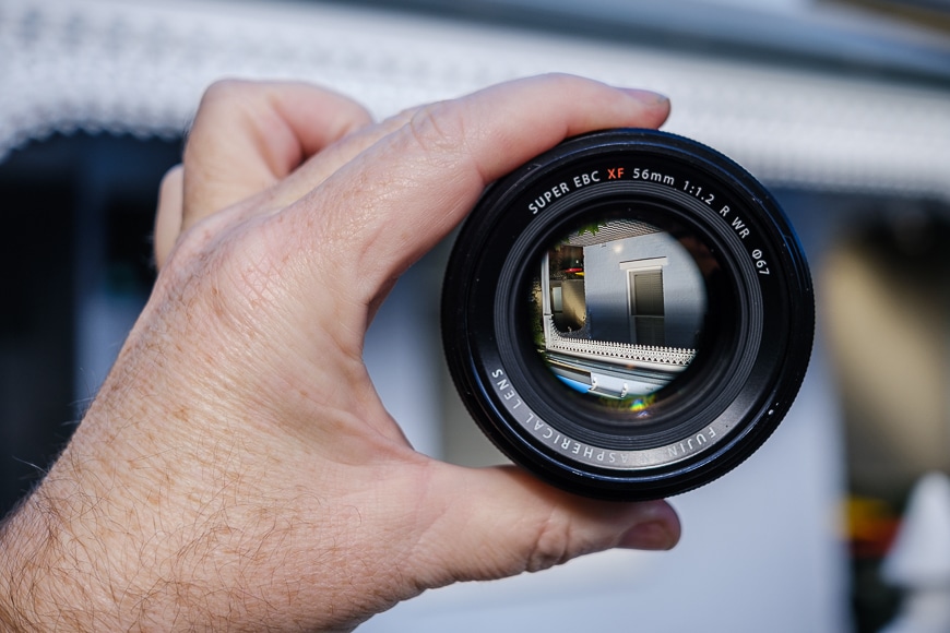 Fujifilm XF 56mm f/1.2 R WR nhẹ hơn rõ rệt với trọng lượng khoảng 445g và sử dụng filter 67mm.