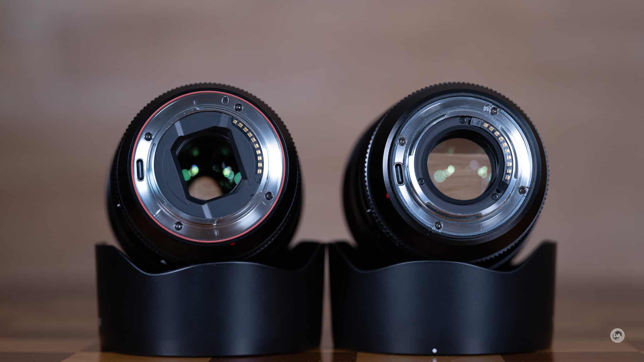 Viltrox 75mm f/1.2 Pro được trang bị cổng USB-C trực tiếp trên thân ống kính, cho phép cập nhật firmware nhanh chóng mà không cần dock rời