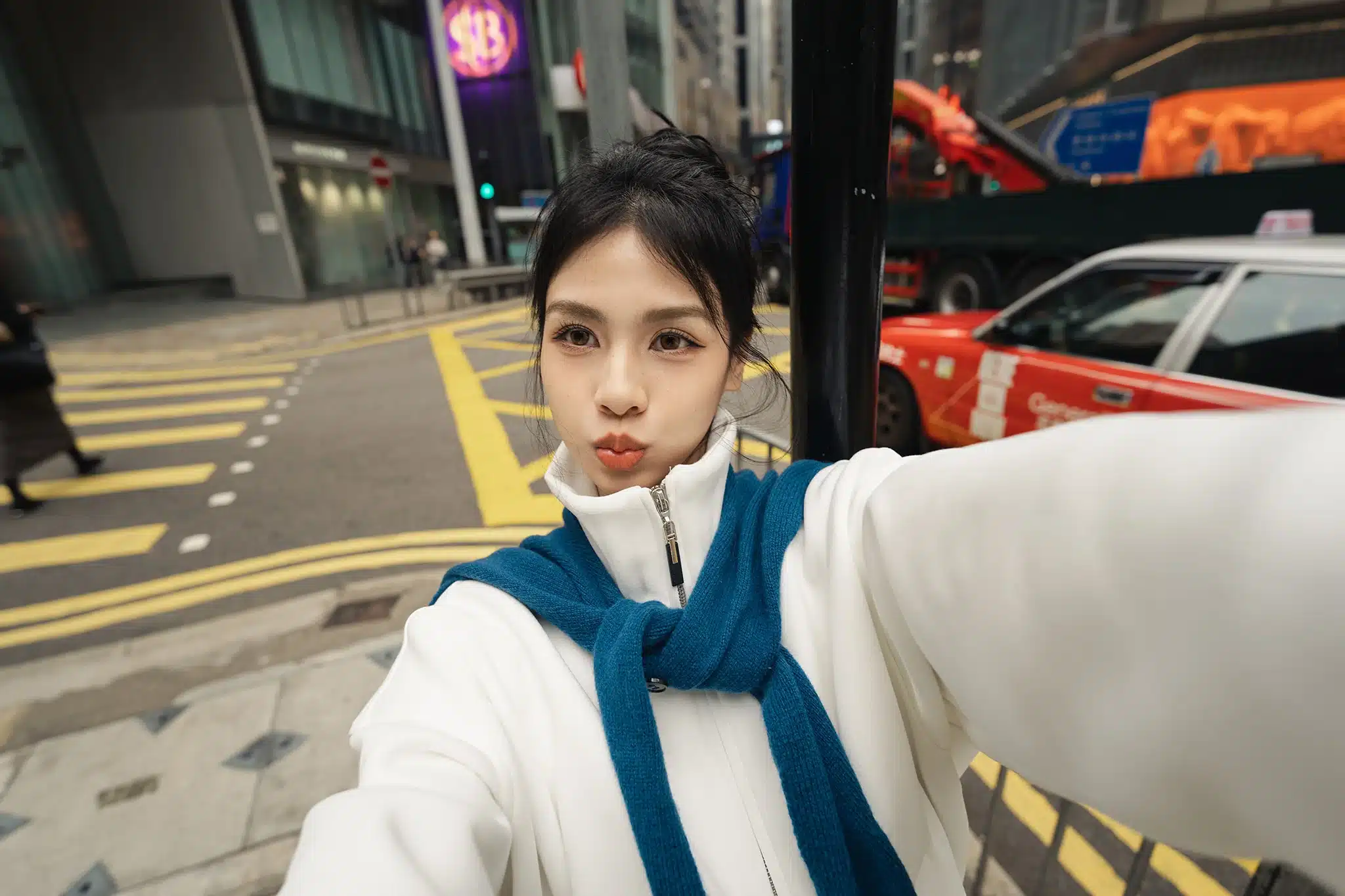 Hướng đến người dùng hybrid (chụp ảnh & quay phim), ống kính được trang bị hệ thống điều khiển vật lý đầy đủ