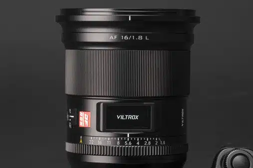 Thiết kế cân đối trên các thân máy L-mount, ống kính mang lại cảm giác cầm nắm chắc chắn