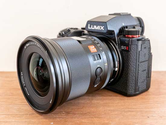 Viltrox AF 16mm f/1.8 L sở hữu thân kim loại hoàn toàn với lớp sơn đen mờ cao cấp, mang lại cảm giác chắc chắn và bền bỉ