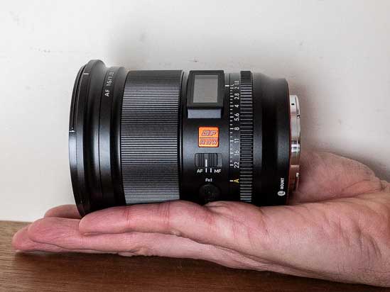 Ở chế độ MF, màn hình LCD hiển thị thang khoảng cách và độ sâu trường ảnh