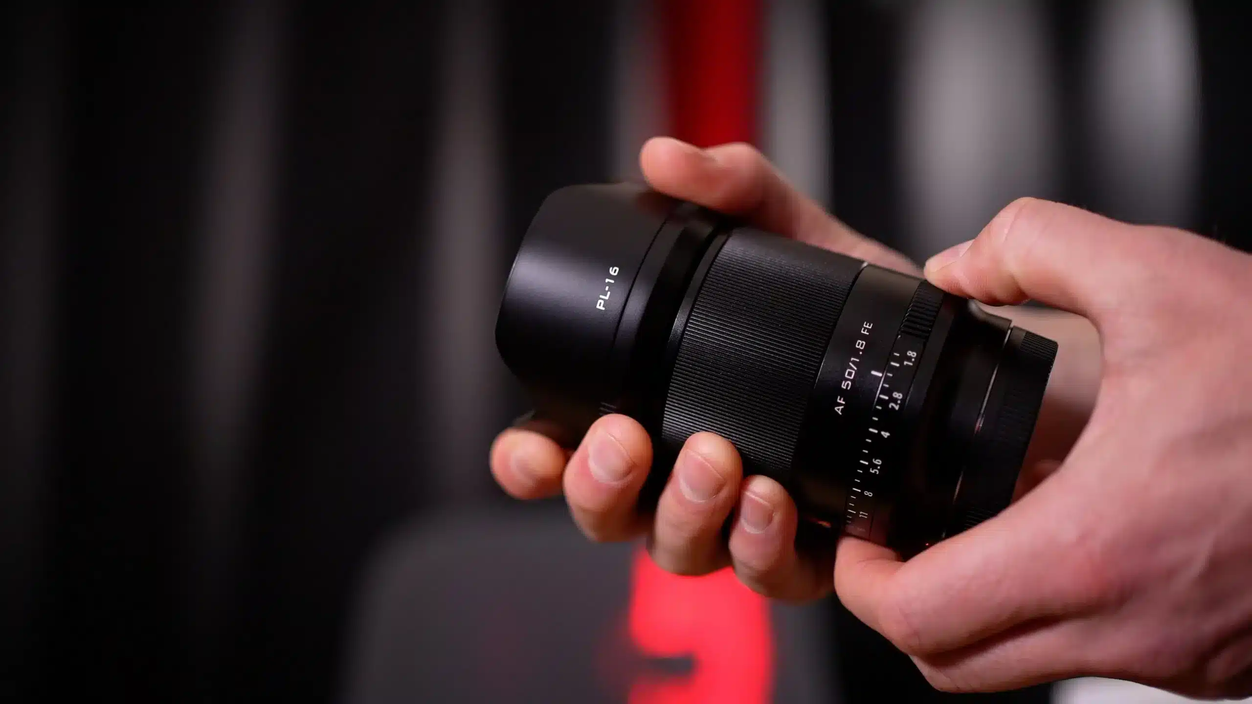 Thao tác xoay vòng khẩu độ trên lens Viltrox Prime