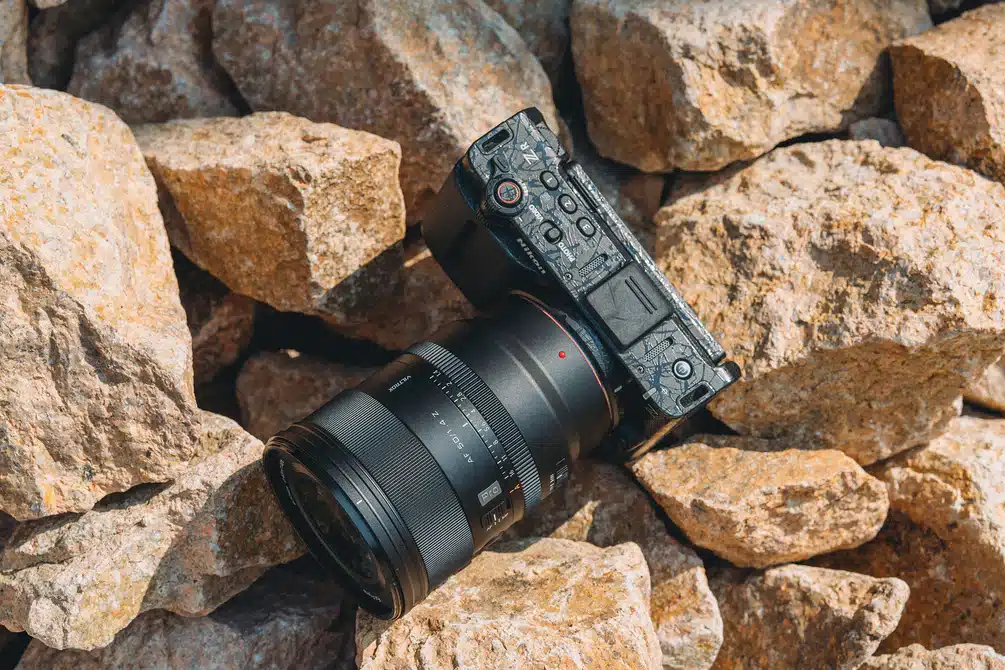 Phía sau ống kính có cổng USB-C cho phép cập nhật firmware trong tương lai – yếu tố quan trọng để đảm bảo khả năng tương thích lâu dài