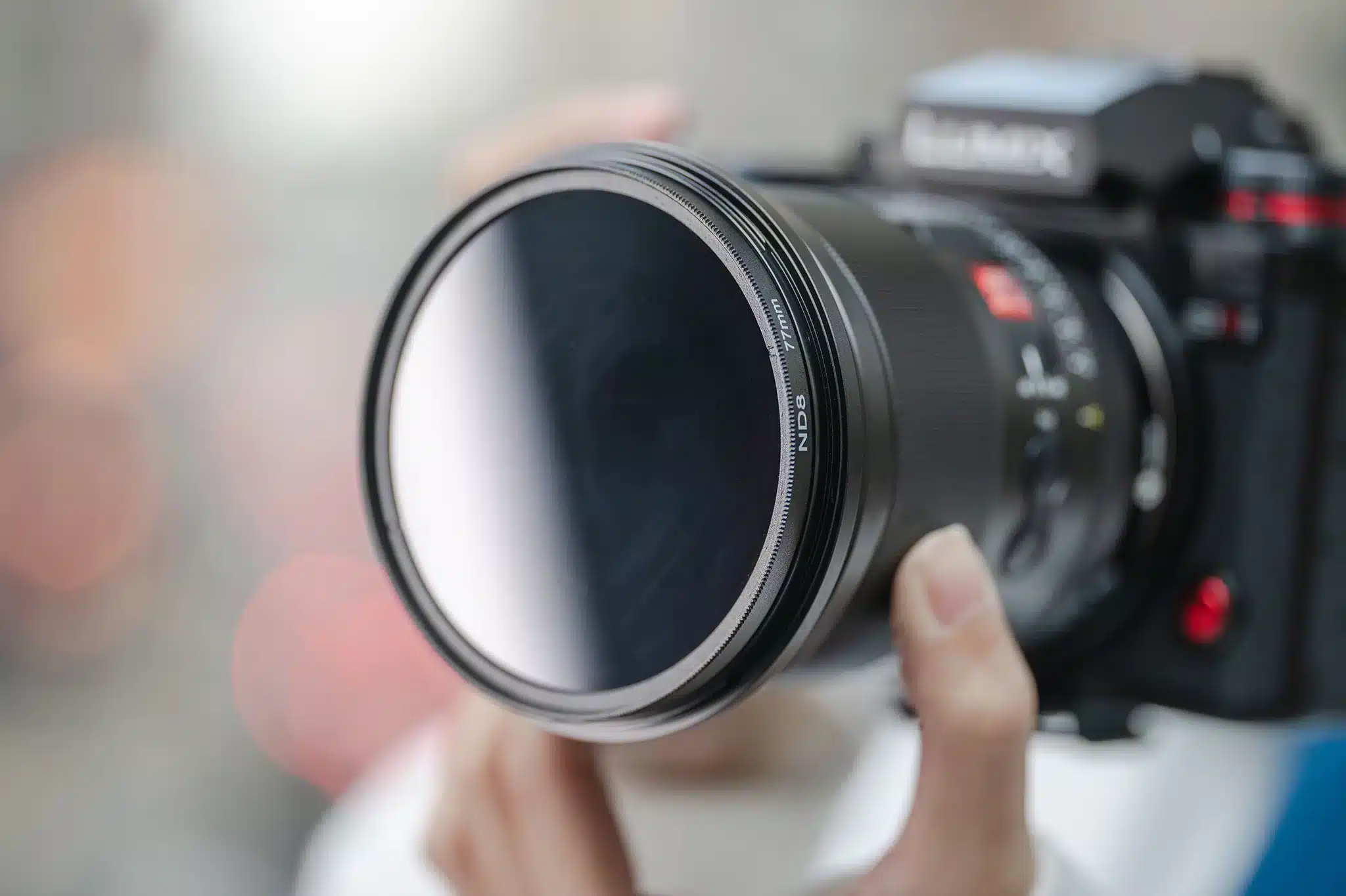 Viltrox AF 16mm f/1.8 L áp dụng thiết kế mặt trước phẳng, cho phép sử dụng ren lọc tiêu chuẩn φ77mm