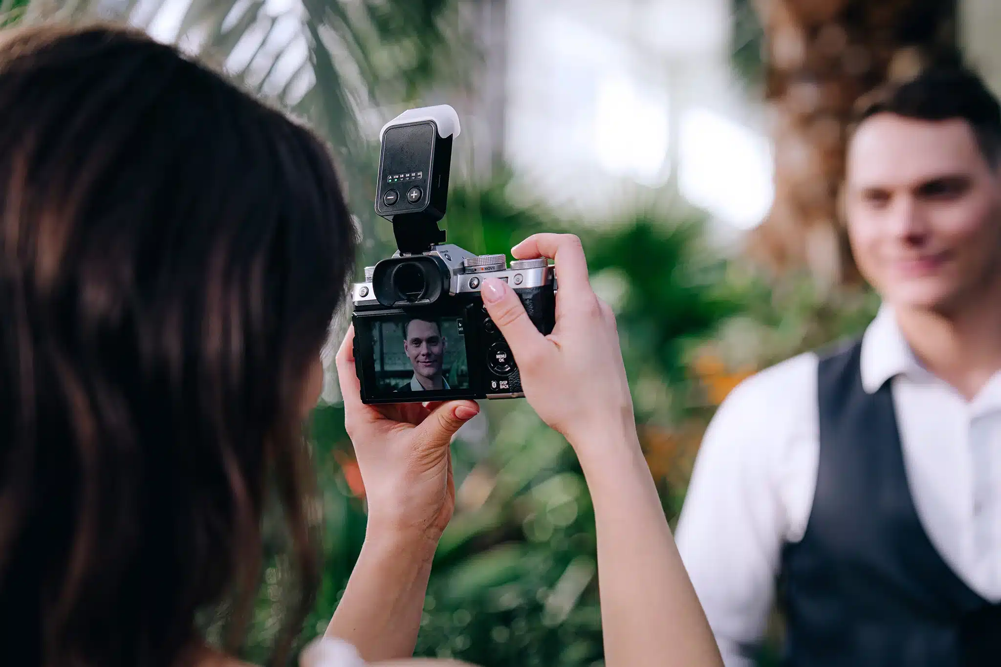 Đèn hỗ trợ chế độ TTL (Through The Lens), cho phép máy ảnh tự động đo sáng và điều chỉnh công suất flash phù hợp