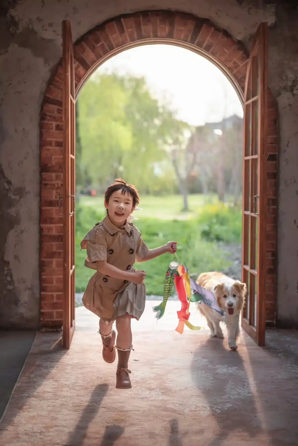 Tiêu cự 55mm mang lại góc nhìn gần với mắt người (~43°), giúp tái hiện không gian một cách tự nhiên và chân thực