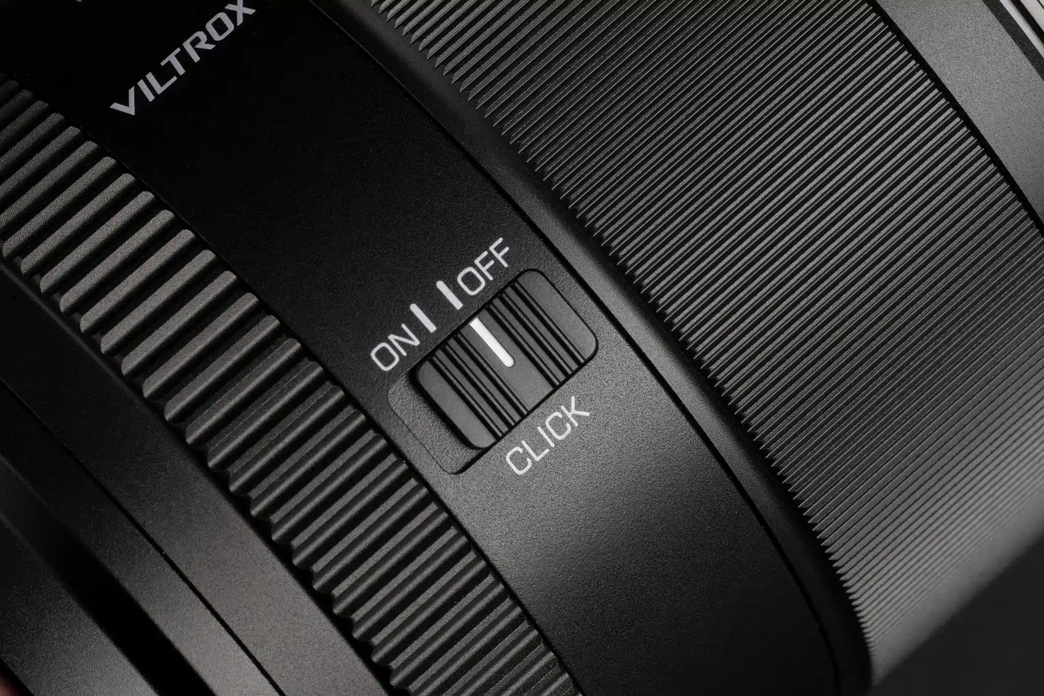 Trang bị các nút điều khiển vật lý như nút Fn, công tắc CLICK và công tắc AF/MF, giúp người dùng thao tác nhanh chóng mà không cần truy cập menu máy ảnh