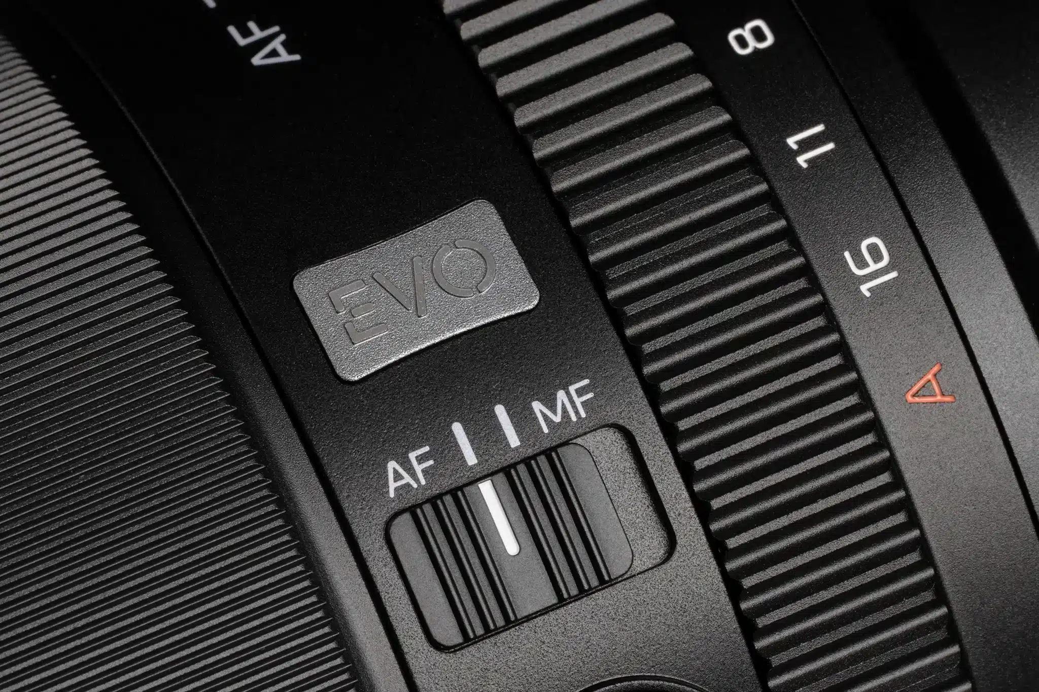 Bố cục điều khiển hợp lý giúp thao tác nhanh chóng, hạn chế phụ thuộc vào menu máy ảnh