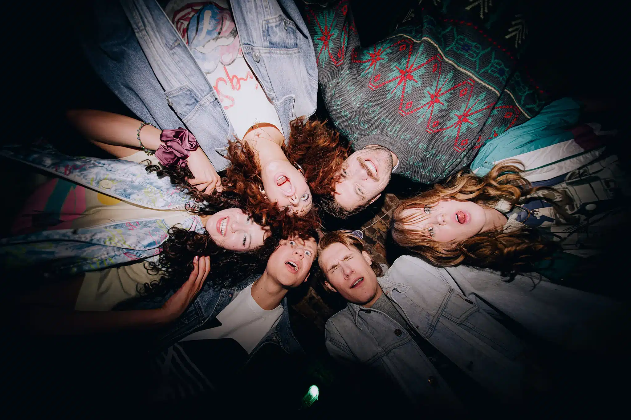 Đèn được trang bị tấm khuếch tán ánh sáng giúp làm dịu nguồn sáng, hạn chế bóng gắt và cải thiện tông màu da tự nhiên hơn