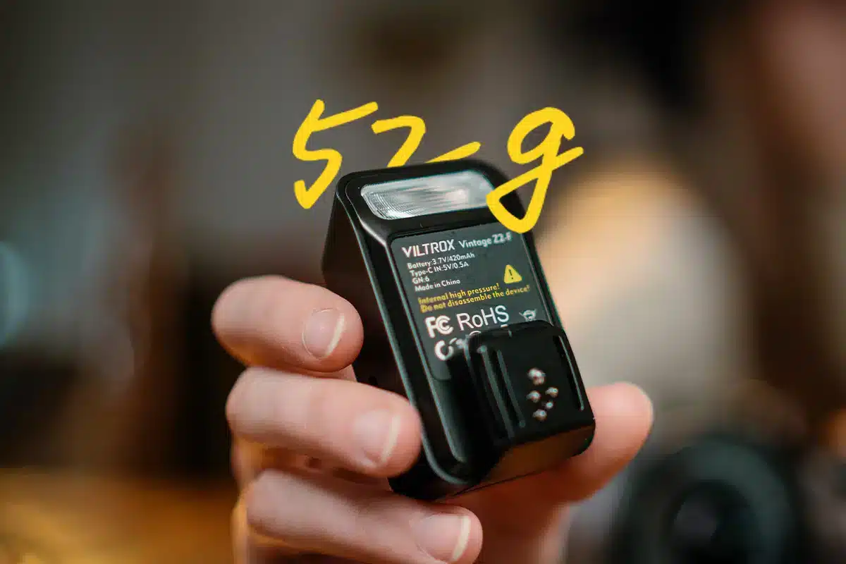 Điểm mạnh nổi bật của Vintage Z2 là trọng lượng chỉ khoảng 52g – cực kỳ nhẹ so với các dòng flash truyền thống