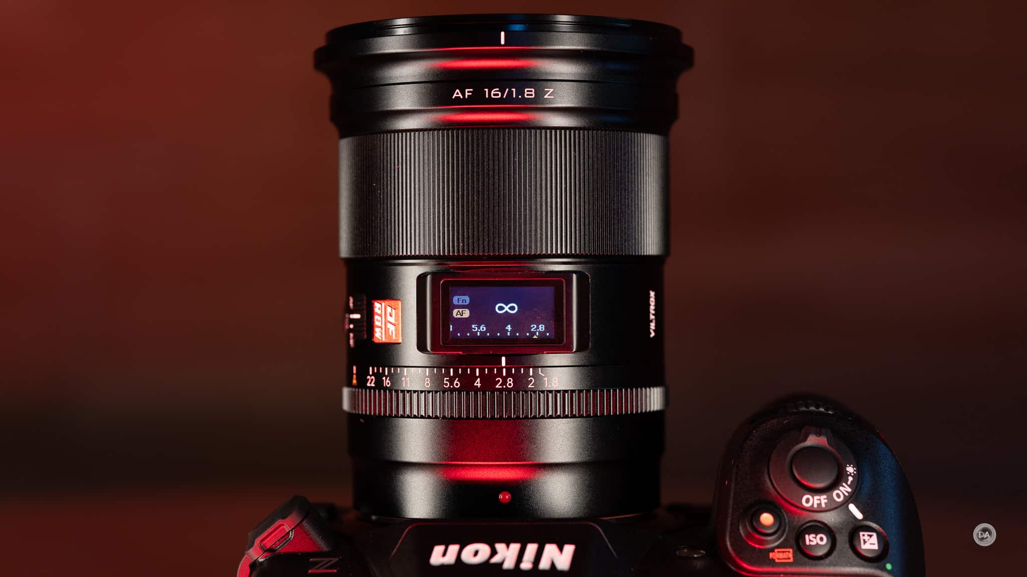Màn hình LCD trên Viltrox 16mm f/1.8 – dễ dàng khóa vô cực khi chụp bầu trời đêm