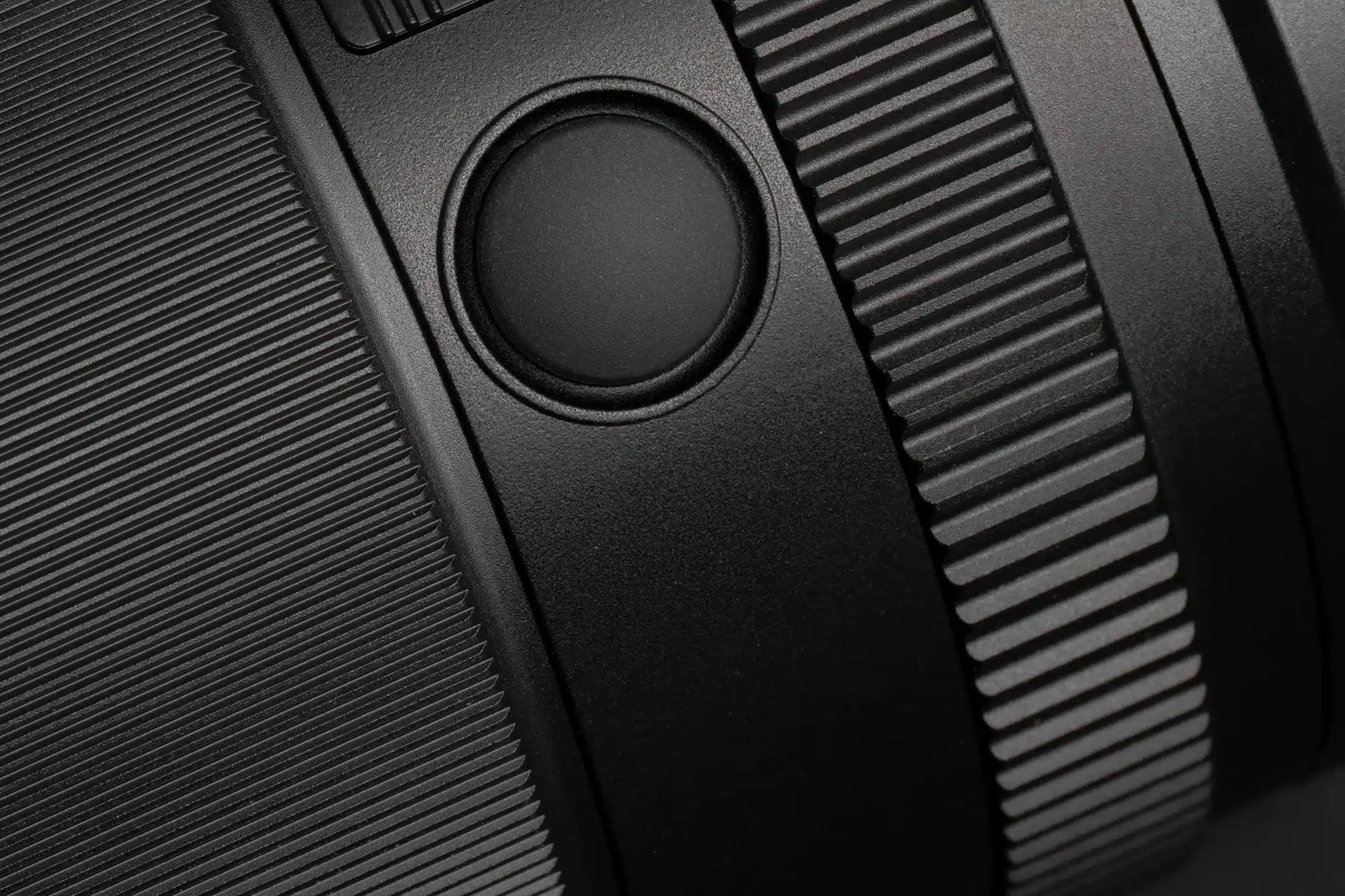 Thiết kế nút vật lý giúp thao tác nhanh chóng, hạn chế phụ thuộc vào menu máy ảnh, từ đó nâng cao hiệu suất làm việc