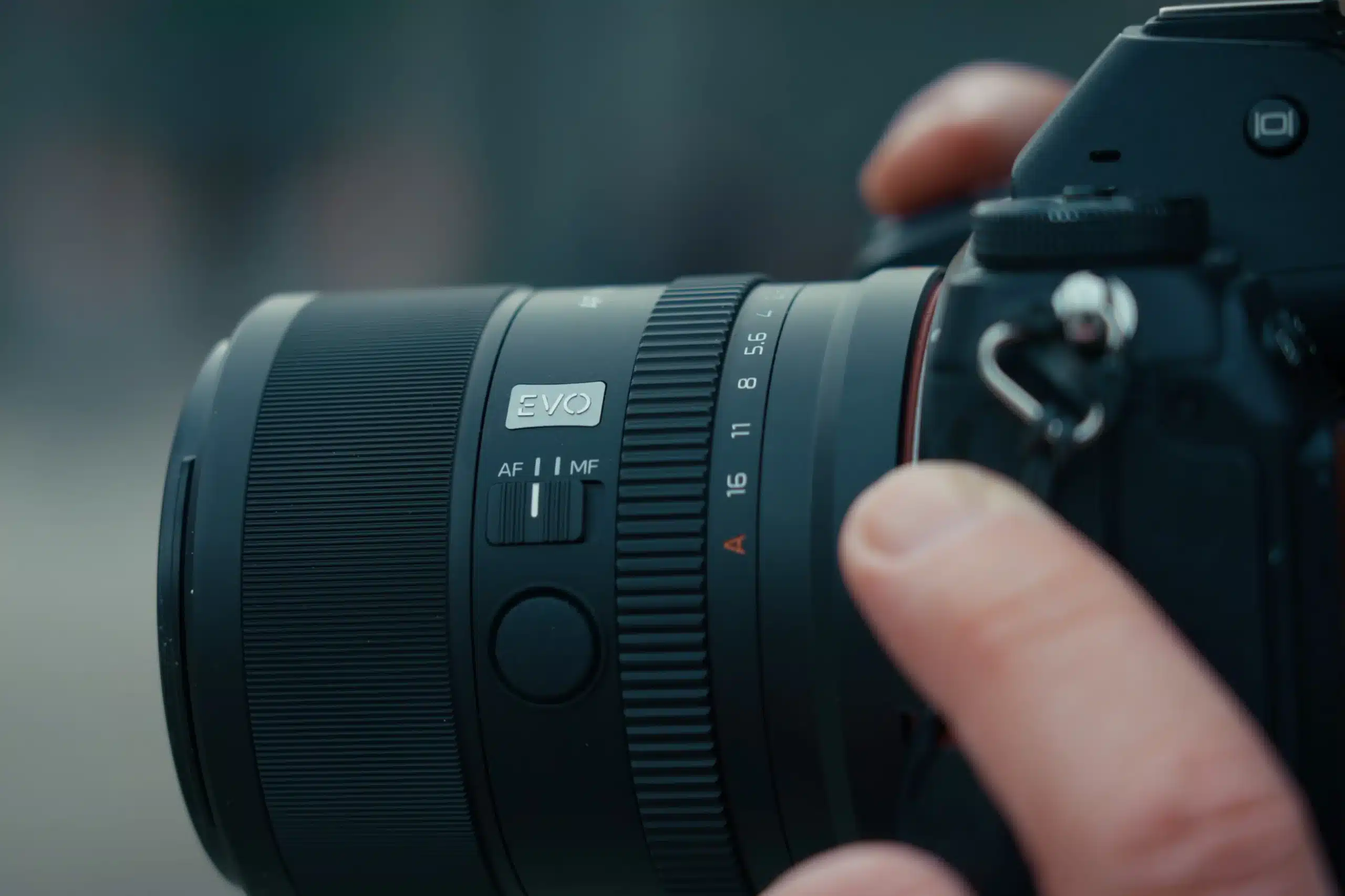 Bố cục điều khiển được tối ưu giúp thao tác nhanh, hạn chế phụ thuộc vào menu máy ảnh