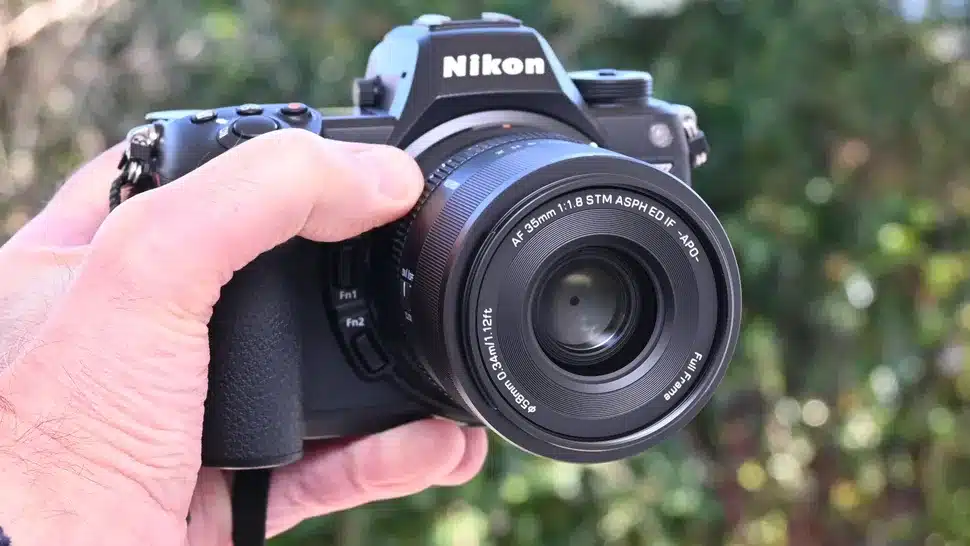 Viltrox AF 35mm f/1.8 II EVO mang lại sự cân bằng tốt giữa độ bền và tính cơ động với thân kim loại chắc chắn