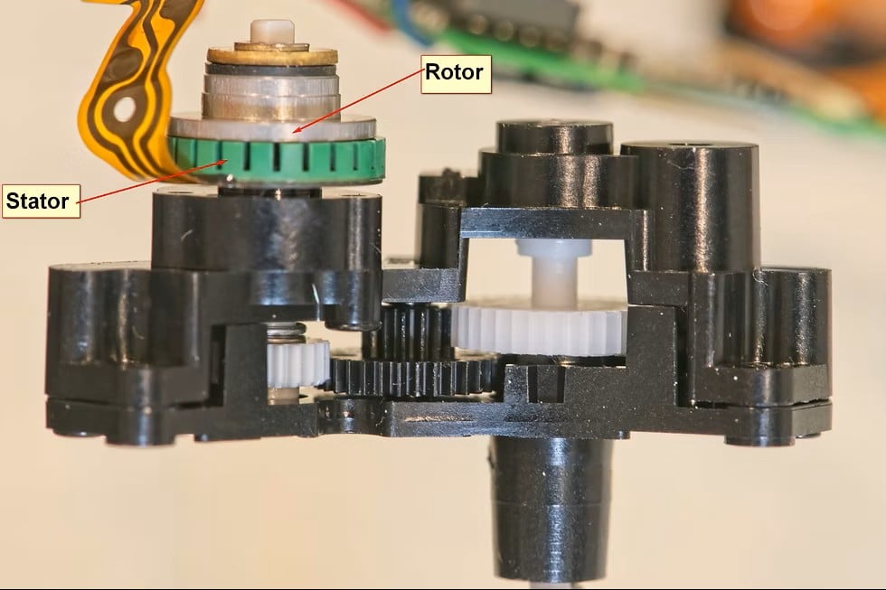 Chi tiết động cơ STM bên trong ống kính – Chuyển động quay thành tịnh tiến qua trục vít và bánh răng