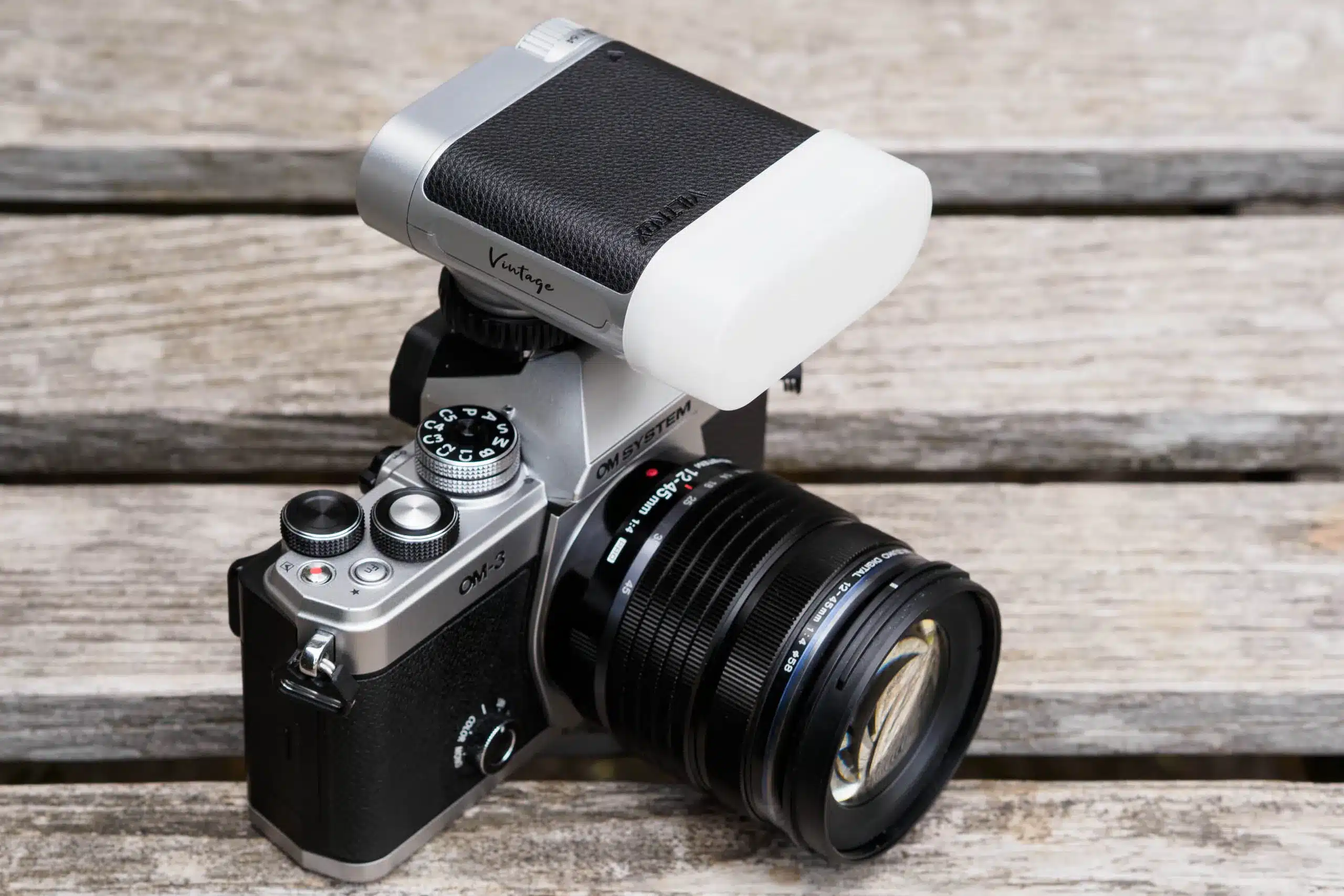 Gắn đèn flash Viltrox vào hotshoe – Trượt đúng chiều và khóa chắc chắn để kết nối ổn địn