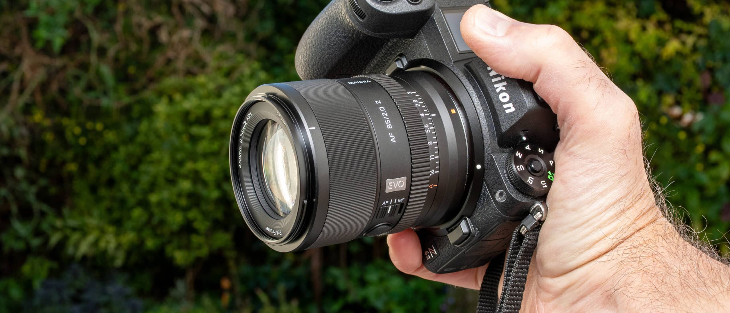 Viltrox 85mm f/2.0 EVO có MOD 0.74m và 0.13x