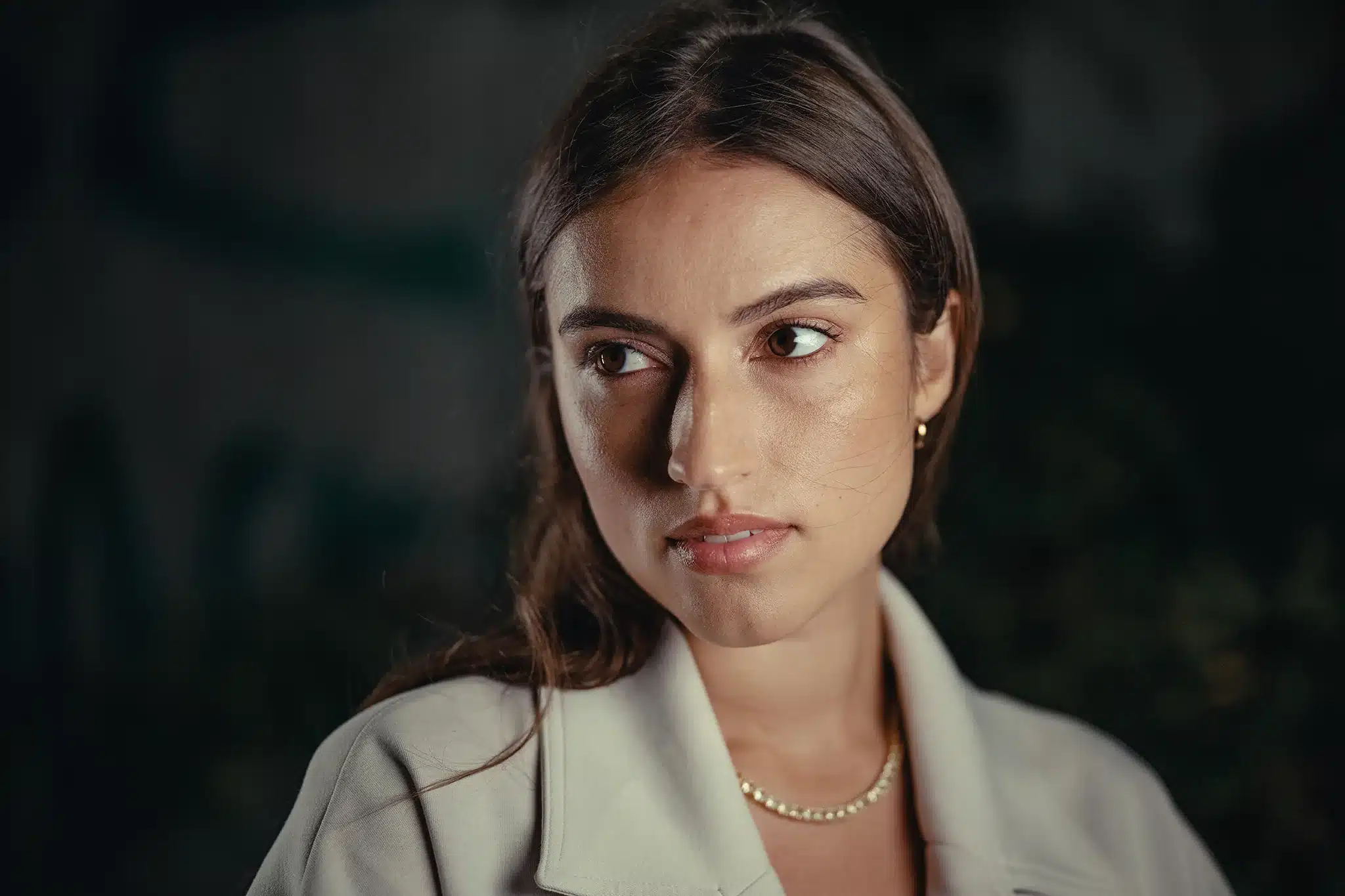 MOD ngắn giúp chụp close-up portrait chi tiết mắt, mi, texture da sắc nét và bokeh mịn màng hơn