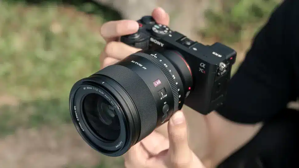 Sự kết hợp này giúp giảm thiểu hiệu quả quang sai màu (chromatic aberration), đặc biệt trong các vùng tương phản cao hoặc ánh sáng ngược