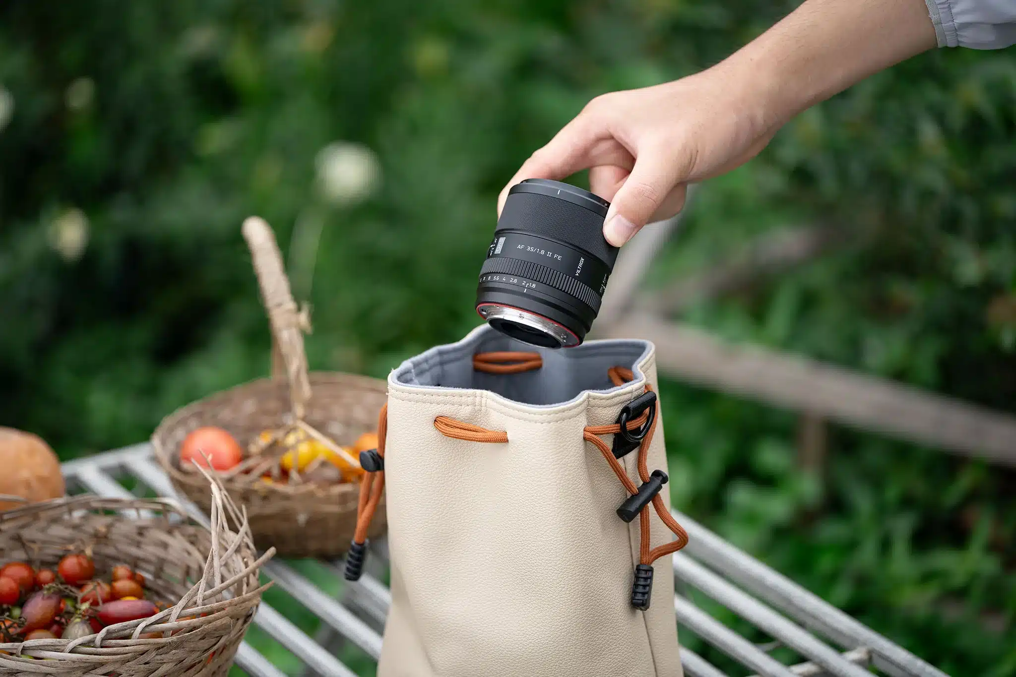 Kích thước nhỏ gọn tương đương một lon nước ngọt mini, dễ dàng bỏ túi xách hàng ngày